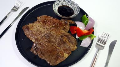 13.八分熟的牛排就做好了。