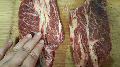 6.按摩牛排入味。