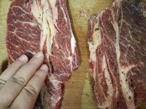 6.按摩牛排入味。