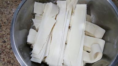 1.先做好裤带面备用。