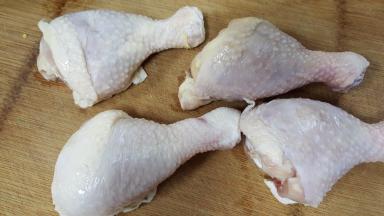 2.4个琵琶腿洗净，放在砧板上。