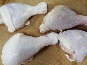 2.4个琵琶腿洗净，放在砧板上。