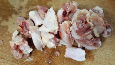 3.用斩骨刀将琵琶腿切成小块。