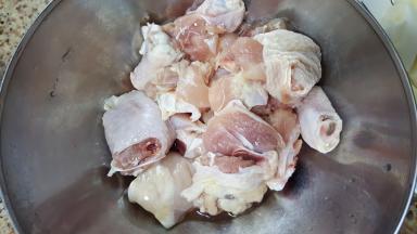 4.把鸡块放在容器中用水清洗，洗掉斩碎的骨头。