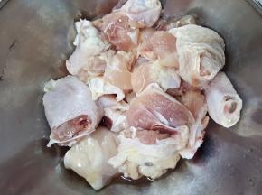 4.把鸡块放在容器中用水清洗，洗掉斩碎的骨头。