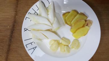 5.葱姜蒜切成大块备用。