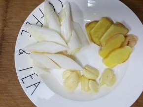 5.葱姜蒜切成大块备用。