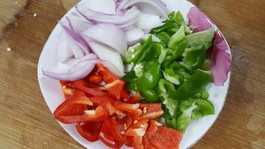 6.青红尖椒和洋葱切成块备用。