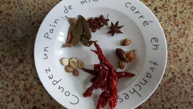 8.准备好香料放入盘中。