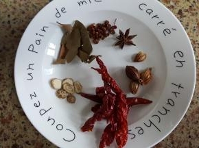 8.准备好香料放入盘中。