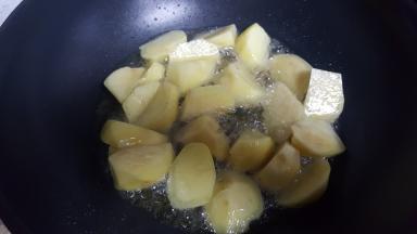 9.锅中放少许油，将土豆块放入炸制。