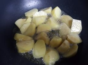 9.锅中放少许油，将土豆块放入炸制。