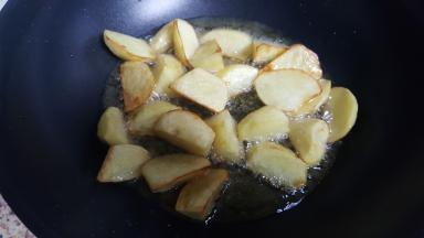 10.土豆炸至四周金黄即可。