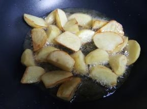 10.土豆炸至四周金黄即可。