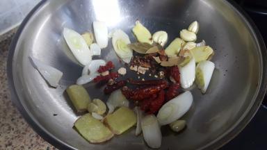 13.放入全部香料炒出香味。