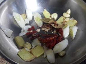 13.放入全部香料炒出香味。