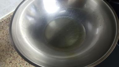 11.另起炒锅放入平时炒菜的油量。