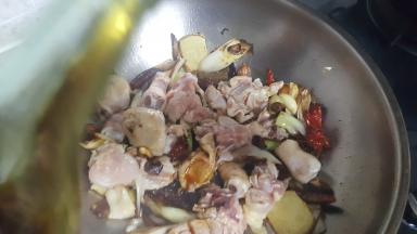 15.翻炒至鸡肉变白，放入适量的生抽。