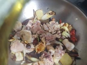 15.翻炒至鸡肉变白，放入适量的生抽。