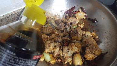 16.倒入适量的老抽调色。