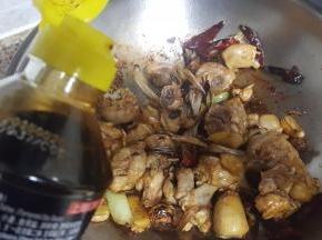 16.倒入适量的老抽调色。