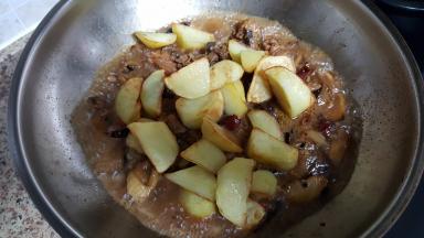 18.放入炸好的土豆块煮5分钟左右。