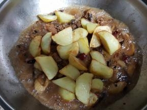 18.放入炸好的土豆块煮5分钟左右。