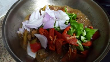 19.加入青红尖椒和洋葱块。