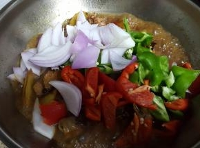 19.加入青红尖椒和洋葱块。