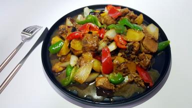 21.盛出放在大盘中，汤汁可多留一些拌面。