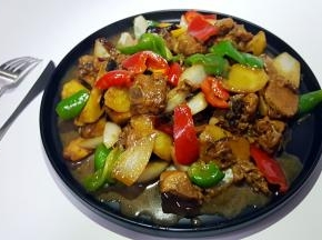 21.盛出放在大盘中，汤汁可多留一些拌面。