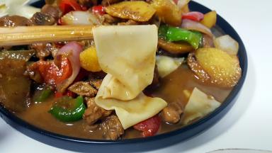 23.裤带面蘸上汤汁很香哦。