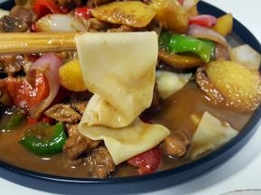 23.裤带面蘸上汤汁很香哦。