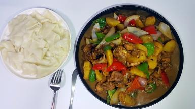 22.将煮好的裤带面拌在大盘鸡中即可食用。