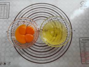 准备2个干净的碗，分离蛋白和蛋黄（装蛋白的碗一定要无水无油）蛋白放冰箱冷藏备用