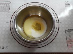 取一个盆子放入玉米油和酸奶