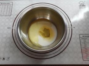取一个盆子放入玉米油和酸奶
