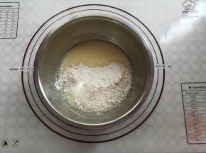 加入过筛的低筋面粉