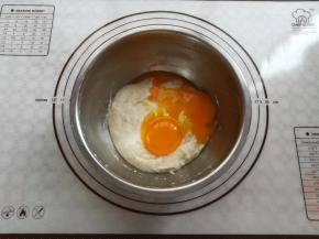 蛋黄分2-3次加到面糊中