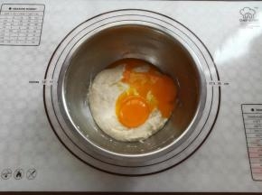 蛋黄分2-3次加到面糊中