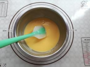 混合好的蛋黄糊放一边备用，同时预热烤箱