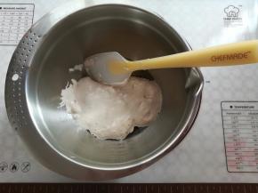 在蛋白中加入液体棉花糖