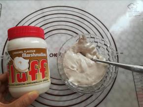 用小勺子取出60克棉花糖待用