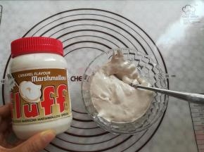 用小勺子取出60克棉花糖待用