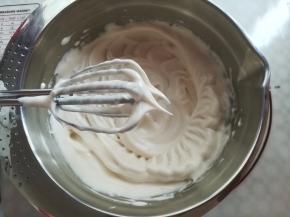 蛋白打发到提起打蛋头是短而尖的状态