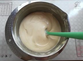 混合好的蛋黄糊再放入蛋白中混合均匀