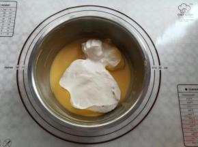 蛋白霜放三分之一到蛋黄糊里混合