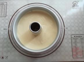 把蛋糕糊倒入模具里，轻震几下模具