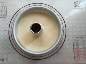 把蛋糕糊倒入模具里，轻震几下模具
