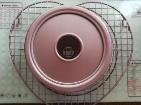 蛋糕出炉后震几下模具倒扣放凉